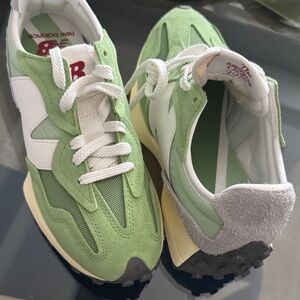 NWT! New Balance 327 Green and White Sneakers